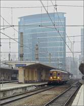 Etwas verloren wirkt die AM62 228.210 am Bahnsteig in Bruxelles Nord. Am gegen�ber liegenden Bahnsteig gibt es auch eine  Wachr�ttelkurve  f�r Lokf�hrer. 27.02.09 (Jeanny)