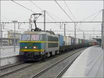 E-Lok 2013 durchf�hrt am 27.02.09 mit einem langen Containerzug am Haken den Bahnhof von Brugge. (Jeanny)