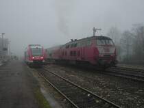 Diesellok der DB-Baureihe 218 mit Wendezug nach Borken und Neubautriebwagen der DB �ber Wanne-Eickel und Castrop-Rauxel S�d nach Dormund im Bahnhof Dorsten am 21.12.2002.