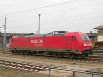 Nicht mehr viel los in Wismar, nur noch zwei Loks warten hier auf neue Aufgaben. Hier die 185 253-2 im Bahnhof vor dem eheml. BW. Mit ihr wartet eine 155 auf arbeit, von der Dieseltraktion ist nichts mehr zu sehen.