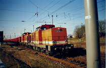 LOCON 212 und 211 mit einem Ganzzug aus Leerwagen zum Kreidewerk Klementelvitz im Mai 2007 in Bergen/R�gen.