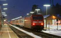 Ic2371 Schwarzwald (Hamburg Altona-Konstanz) mit Schublok 101 083-4 beim Halt in St.Georgen(Schwarzw) 3.3.09. Irgendwie muss wohl ein R�umfahrzeug die letzte Lampe des Bahnsteigs angefahren haben.Im Februar war die noch gerade