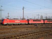 189 064-9 mit zwei 155ern (155 142-3, die zweite unbekannt)im Schlepp und G�terzug. Fotografiert vom Haltepunkt Magdeburg-Eichenweiler am 04.03.2009.