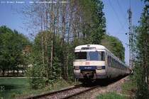 Am 9. Mai 2002 durchquert 420 106 nach Verlassen des Erdinger Bahnhofs den �rtlichen Stadtpark.
Bereits damals waren  die blauen  selten, heute ist eine solche Situation undenkbar.