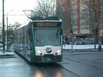 Combino 414  Charlottenburg  der ViP �berquert die Breite Stra�e und erreicht die Haltestelle Feuerbachstra�e. 2009-02-17.