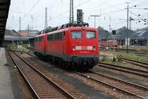 Hommage an einen heimlichen Star des Fernverkehrs (I). 110 200-3 im Bahnhof Karlsruhe am 30. September 2008. Dahinter 110 231-8.