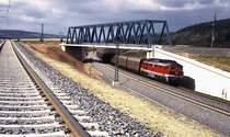 Der t�gliche Opelzug von R�sselsheim nach Eisenach passiert die neu erbaute Br�cke der Berliner Kurve bei Bebra.
