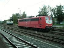 Eine E-Lok der DB-Baureihe 151 mit orientroter Lackierung in der Umgebung von Siegen; im Hintergrund steht eine Lok der Baureihe 140 noch in der blau-beigen Lackierung - 07.10.2004.