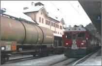 R1644 mit ABe 4/4 III 54  Hakone  ist in Pontresina eingetroffen. Heizoel ist bei diesen winterlichen Verh�ltnissen ein begehrter Stoff im Engadin und wird mit der RhB aus Landquart oder Tirano (zur Zeit Miralago) angeliefert. (02.03.2009)