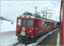 ABe 4/4 II 41 und 42 warten mit R1629 in Bernina Lagalb auf R1644. (02.03.2009)