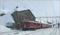 ABe 4/4 III 54  Hakone  h�lt mit R1644 kurz in Ospizio Bernina. (02.03.2009)