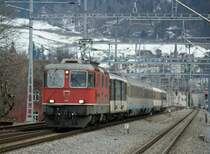 Kurz darauf folgt die Re 4/4 II 11144 mit dem bunten RE 3838  Rheintal-Express  nach St. Gallen. 
2. M�rz 2009