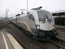 Werbeloks - Gleich zwei Werbeloks an einem Zug, sowas ist wirklich selten. Am 05.03.2009 zieht 1116 034-6  Spirit of Salzburg  den EC 113  Mimara  Frankfurt-Zagreb/Klagenfurt in den Stuttgarter Hauptbahnhof. Bei wenig einladenenden Wetter und einer Versp�tung des Zuges von fast 15 min wurde man jedoch geb�hrend entsch�digt. Auf der anderen Seite des Zuges ist im �brigen 1116 031-4  T�rkei  angehangen.