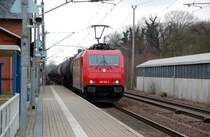 185 586 der HGK mit Seitenwerbung  Heizprofi  durchf�hrt am 01.03.09   samt Kesselwagenzug Burgkemnitz in Richtung Berlin.