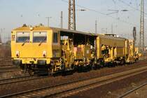 Zwei Baumaschienen der Firma J.Hubert durchfahren Duisburg-Bissingheim am 26.1.09