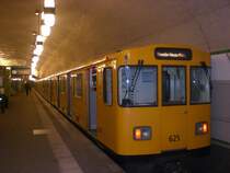 Berlin: Die U2 nach U-Bahnhof Theodor-Heuss-Platz im U-Bahnhof M�rkisches Museum.