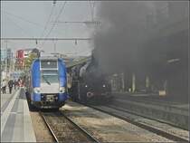 Keine Angst, es brennt nicht im Bahnhof von Luxemburg. Die Dampflok 5519 r�uchert nur den SNCF Triebzug ein bisschen ein. 10.10.08 (Jeanny)
