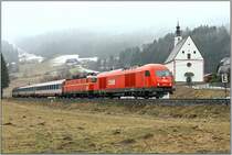 Diesellok 2016 051 zieht den EC 31  Allegro Johann Strau�  mit der  kalt  eingereihten E-Lok 1044 040 �ber den Obdacher Sattel.Dieser Zug wurde aufgrund eines Felssturzes am Neumarkter Sattel �ber das Lavanttal umgeleitet.
Kathal 6.3.2009