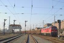 232 693 f�hrt am Befehlsstellwerk Sb einen mit Holz beladenen Ganzzug in den Bahnhof Sangerhausen.