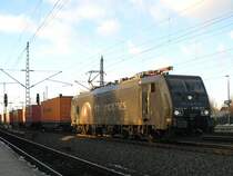Im Licht (und Schatten) des sp�ten Nachmittags kommt ES64 F4-011 (E 189 911) von CTL LOGISTICS mit einem Containerzug von Hamburg durch B�chen; 12.02.2009

