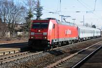 Eine 185 mit Personenwagen? Zu einer �berf�hrungsfahrt nach Mainz-Bischofsheim hatte 185 211-0 zwei zum Umbau bestimmte D-Zugwagen in ihren G�terzug eingestellt bekommen. Aufgenommen am Gleisdreieck Gro� Gerau-Dornberg an der Relation Darmstadt-Mainz-Wiesbaden. (M�rz 2009).