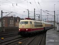 103 184 mit zwei Museumswagen am 6.3.09 in Hannover HBF