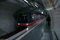 Stadtbahnwagen 5202 in der  London Docklands  Original Farben am Karlsplatz. 11. Februar 2005.