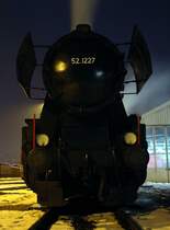 Am 13.2.2005 zog die Brenner&Brenner Lok 52.1227 einen GmP von Graz nach Wies - die Aufnahme entstand in den fr�hen Morgenstunden desselbigen Tages in der Traktion des Graz-K�falcherbahnhofes