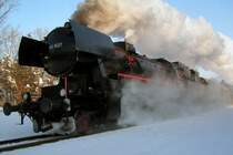 Winterdampf in der Steiermark: Tag 3 der IGE Bahntouristikreise f�hrte die Reisegesellschaft am 8.2.2005 in die Weststeiermark. Daf�r wurden 2 Zugpaare in Gang gesetzt. Die Brennerlok 52.1227 zog einen Gmp und die GKB Lok 671 (Bj 1860!) zog einen Personenzug. In den Bahnh�fen standen zahlreiche gegenseitige �berholman�ver am Programm: 52.1227 gengen 8:00 bei der Ausfahrt aus dem Bahnhof Premst�tten-Tobelbad