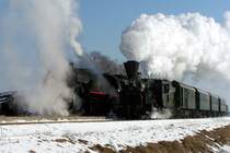 Winterdampf in der Steiermark: Tag 3 der IGE Bahntouristikreise f�hrte die Reisegesellschaft am 8.2.2005 in die Weststeiermark. Daf�r wurden 2 Zugpaare in Gang gesetzt. Die Brennerlok 52.1227 zog einen Gmp und die GKB Lok 671 (Bj 1860!) zog einen Personenzug. In den Bahnh�fen standen zahlreiche gegenseitige �berholman�ver am Programm - hier �berholt 671 mit Volldampf den GmP gezogen von 52.1227 in Frauental