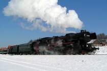 Winterdampf in der Steiermark: Tag 3 der IGE Bahntouristikreise f�hrte die Reisegesellschaft am 8.2.2005 in die Weststeiermark. Daf�r wurden 2 Zugpaare in Gang gesetzt. Die Brennerlok 52.1227 zog einen Gmp und die GKB Lok 671 (Bj 1860!) zog einen Personenzug. In den Bahnh�fen standen zahlreiche gegenseitige �berholman�ver am Programm: Auf dem Foto hier befindet sich 52.1227 beireits nach Deutschlandsberg auf der Fahrt nach Wies