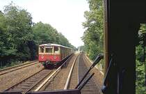 90er Jahre Wannseebahn,Blick aus dem F�hrerstand auf einen Richtung Anhalter Bahnhof fahrenden Gegenzug der Bauart  Stadtbahn  Es war das einzige Mal,wo ich die Gelegenheit bekam,vom Anhalter Bahnhof �ber Wannsee und dann bis Charlottenburg eine F�hrerstandsmitfahrt zu machen.(Archiv P.Walter)