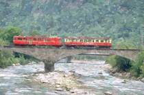 Schweiz:Ferrovia Mesolcinese,Triebwagen ABe 4/4 42 und BDe 4/4 49
Auf der Moesa Br�cke bei Roveredo.22.07.02 (Archiv P.Walter)