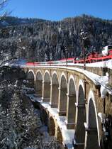 Wegen dem Semmesterferienbeginn wurden am 5.2.2005 einige Z�ge von Wien nach K�rnten eingeschoben. Hier �berquert eine 1044 mit einem solchen Zug das gr��te Viadukt am Semmering -  die Kalte Rinne 