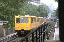 90er Jahre,Kleinprofilzug Typ A3 der Linie U2 Ruhleben-Pankow/Vinetastrasse, kurz vor dem Hochbahnhof Nollendorfplatz.Im Hintergrund derWittenbergplatz.(Archiv P.Walter)