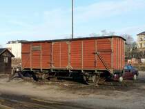 Historischer G�terwagen ohne anschrift im Bahnhofsareal von Radebeul am 09.12.2008