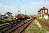 Regionalbahn nach Nossen mit 642 182-0 f�hrt am 12.9.2008 zwischen 2 Stellewrken in Leipzig Hbf ein.
