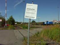 Holzverladung in Hof im Jahre 2008. Sch�nes Sinnbild f�r den zwiesp�ltigen Eindruck der Bahnanlagen in unserer Zeit. Mit Mak-Lok der Regentalbahn...