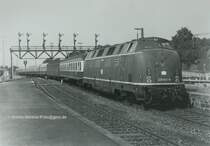 Ber�hmte Lok, ber�hmte Fotostelle: Signalbr�cke Bad Harzburg mit 220041, aufgenommen ca. 1982 oder 1983. Dass es das links im Gestr�pp noch einen alten Lokschuppen zu entdecken gab, wusste ich damals nat�rlich noch nicht. Heute gibt es immerhin noch die Signalbr�cke.