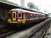 163 mit R5 5638 Kleinbettingen-Luxembourg auf Bahnhof Luxembourg am 8-4-2000. Bild und scan: Date Jan de Vries.