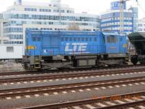 Die Lokomotiven der slowakischen Eisenbahnen gl�nzen nicht gerade durch ein repr�sentatives �u�eres Erscheinungsbild. Eine Ausnahme bildet da noch am ehesten diese Diesellok von LTE (Baureihe 740), die am 22.3.2009 vor einem G�terzug auf dem Bahnhof Bratislava-Petrzalka abgestellt war.