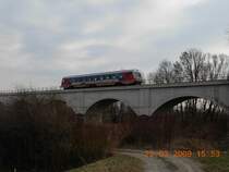 Ein Triebwagenzug der Baureihe 5047 f�hrt �ber das Steinviadukt, welches sich etwa zwei Kilometer vom Bahnhof Marchegg entfernt unmittelbar vor der �sterreichisch-slowakischen Grenze befindet (22.3.2009).