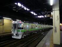 Serie 721 (JR): 20kV/50HZ-Wechselstromzüge. Serie 721 wurde 1988-2003 gebaut (insgesamt 135 Wagen) und hat bequeme Sitze in zwei kleineren Abteilen, die gut gegen die Kälte geschützt sind. Es gibt 3- und 6-Wagenzüge. Hier steht einer der früheren Züge Nr. 721-11 im Bahnhof Sapporo, 17.Februar 2009.