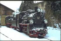 Ende der 80er wartet die polnische PX48 1913 im winterlichen Ochsenhausen auf ihre n�chsten Eins�tze. Die formsch�nen Schlepptederloks gibt es dort leider seit Jahren nicht mehr. Hinter der Lok steht 99 594.