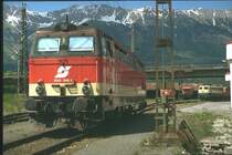 Eisenbahn in den Bergen; Wo kann man das besser genie�en, als in Innsbruck? 2043 068-2 kommt aus dem Bw in den Bahnhof gefahren und zeigt sich 1992 mit grauem  Stirnband . 