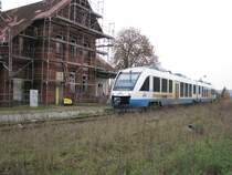 Im Endbahnhof Rehna angekommen an der Strecke Schwerin-Rehna Das Bahnhofsgeb�ude wird gerade umfassend durch einen einheimischen Saniert