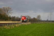 294 878-4 legt sich Solo mit 20 km/h in die Kurve hier kurz vor Porselen. Die Lok ist auf dem Weg nach Grebben und dort abgestelle G�terwagen abzuholen. Strecke Lindern-Heinsberg am 24.03.2009 