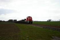 294 878-4 erklimmt mit ihren Autotransportern die Steigung zwischen Randerath und Lindern am 24.03.2009. Der Wettergott war gn�dig, kurz zuvor hatte es kr�ftig geregnet. Das Bild entstand kurz vor Lindern. 