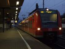 425 607 wartet mit 425 100 am Abend des 06.12.08 auf die Abfahrtszeit das er sich dann auf den Weg nach K�ln Messe Deutz machen kann.