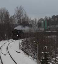 65 1049 rollt am 13.12.08 in der Bahnhof Aue, dabei umrundet sie die im Abriss befindlichen BW Anlagen. Bilder vom ehemaligen BW Aue (Erzg.) hab ich auch einige bei Bahnbilder eingestellt. (Bildautor: Christian Paul)